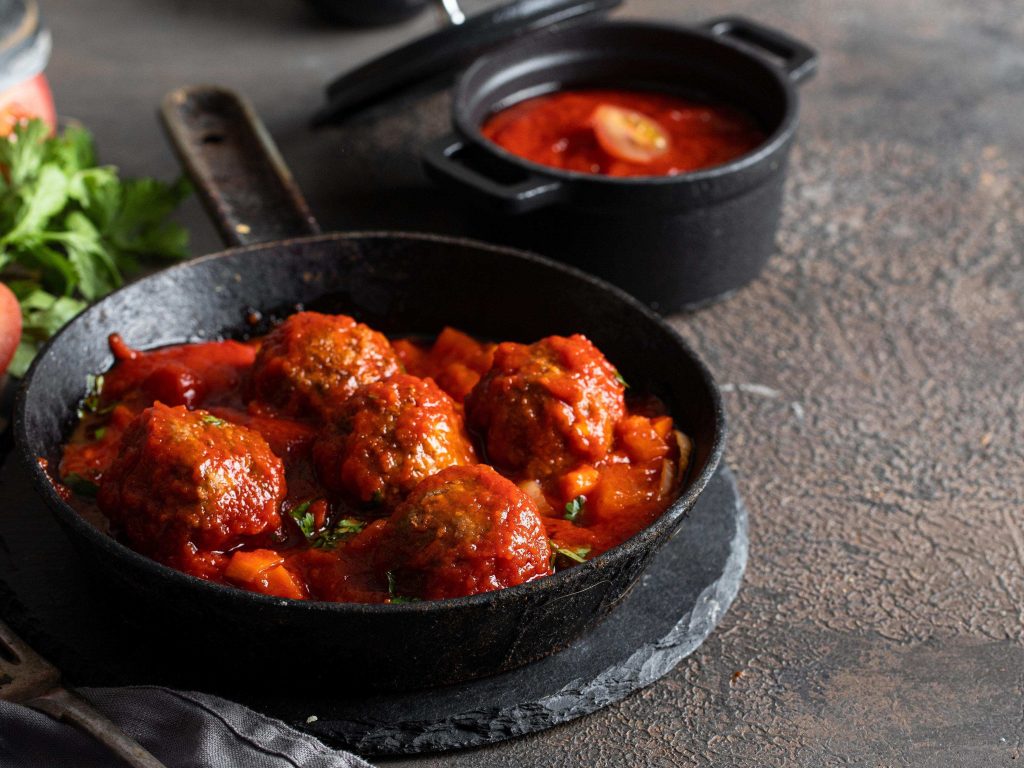 Spicy meatballs in tomato sauce