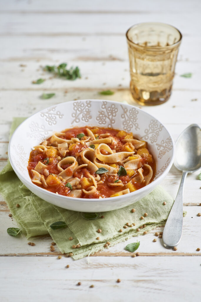 Whole-wheat fettuccine with lentils, tomato and pumkin
