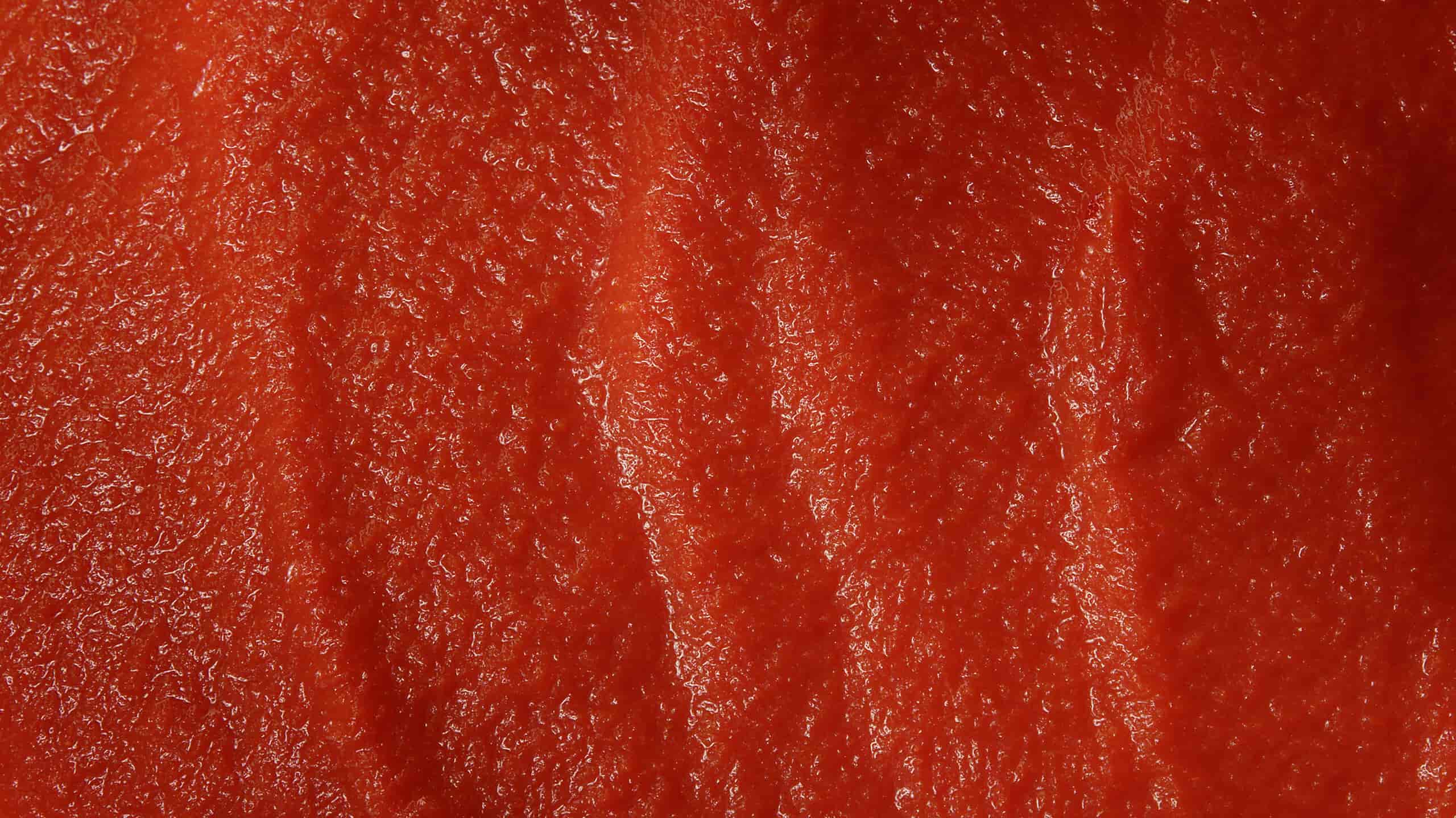 Close-up ridged texture of Mutti Passata tomato purée