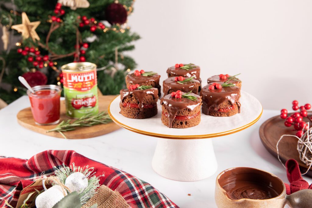 Mini sacher with cherry tomato jam