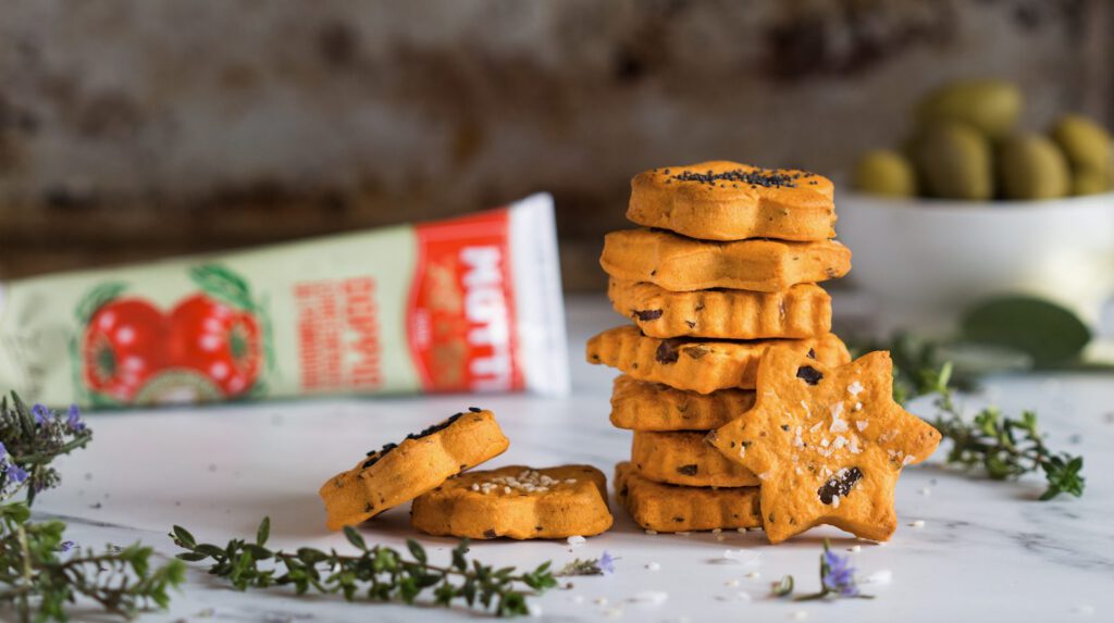 Savory shortbread biscuits with tomato