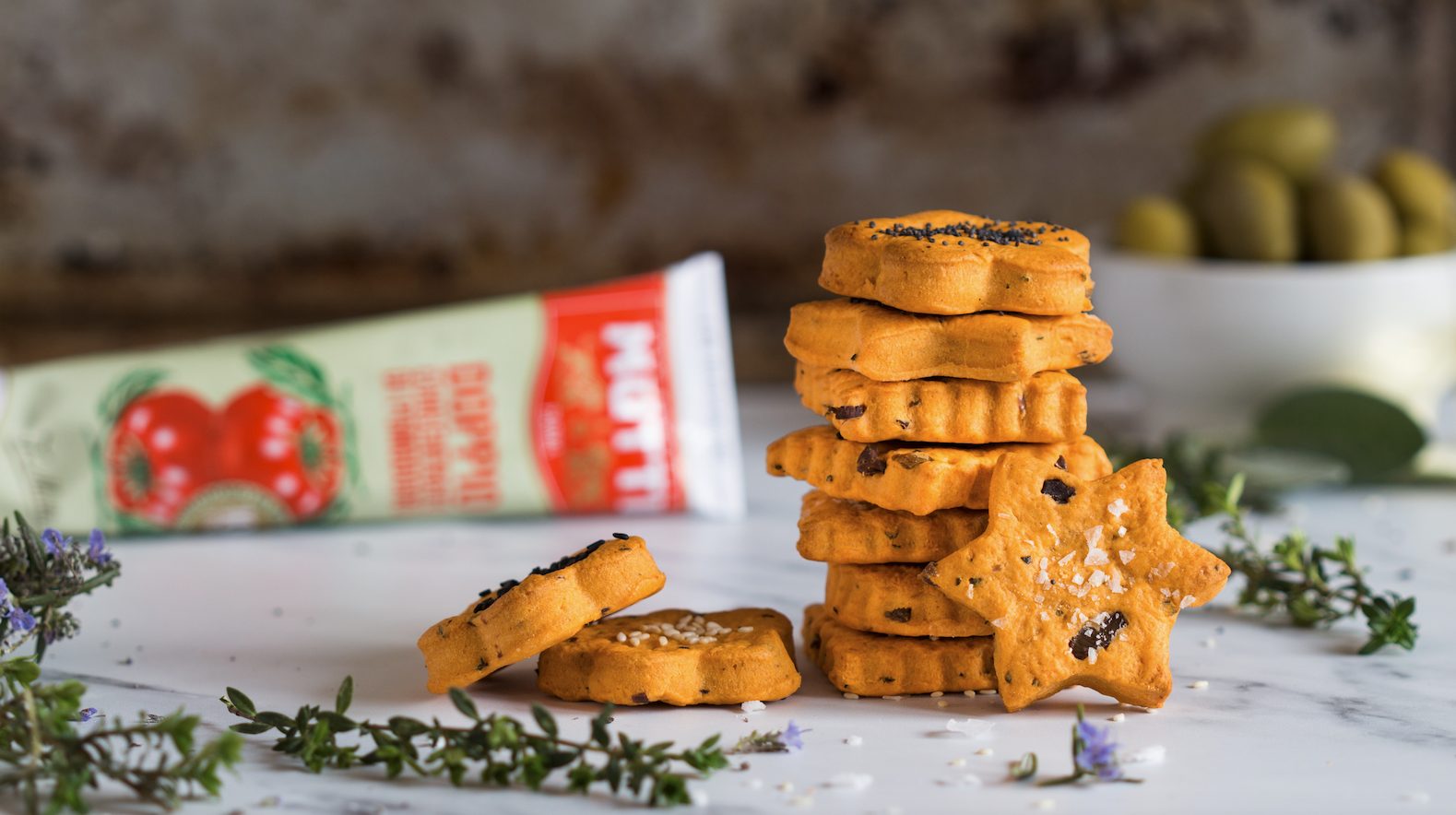 Savory shortbread biscuits with tomato