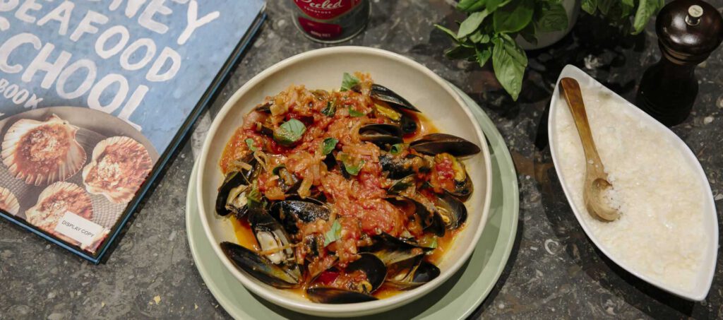 Mussels in tomato and white wine sauce