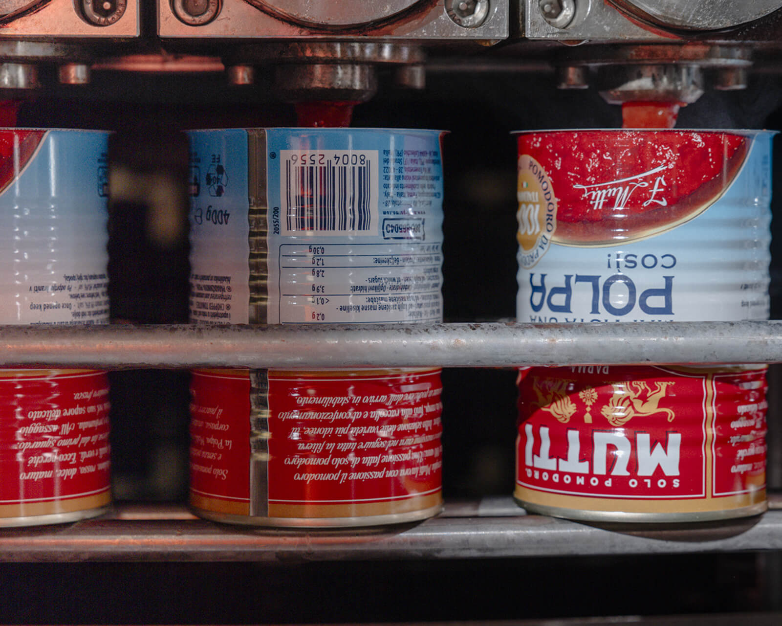 Mutti Polpa cans moving through the factory filling line