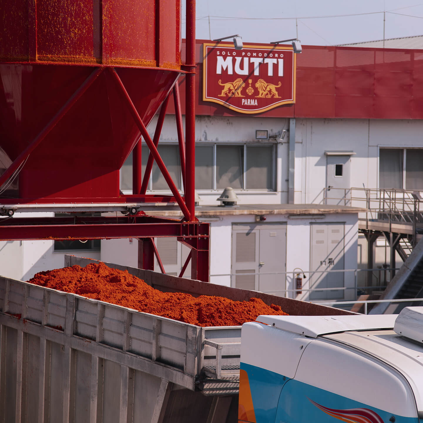 Mutti factory hopper loading tomato pomace onto a truck