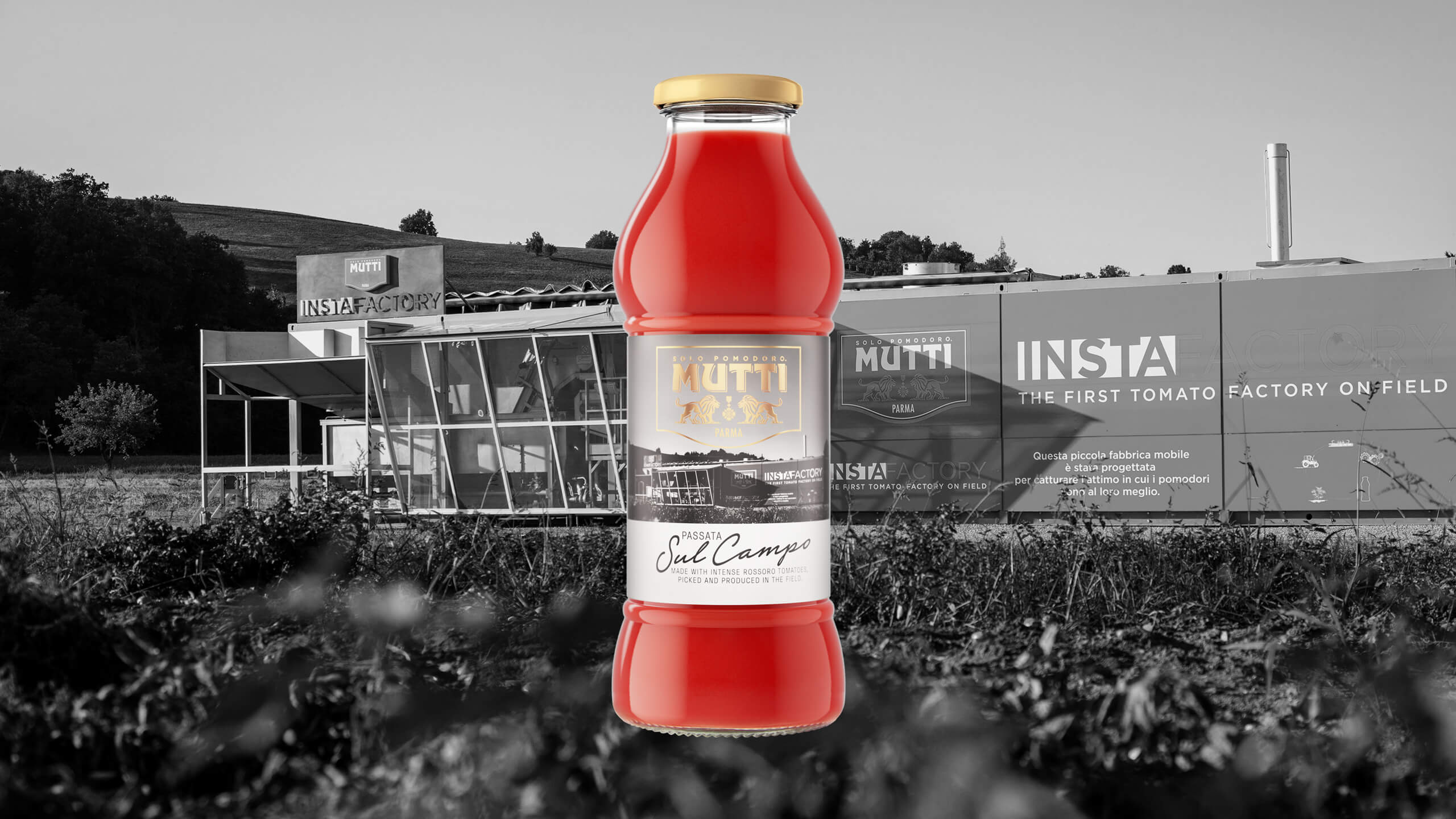 Mutti Sul Campo passata bottle in front of the Instafactory trailer