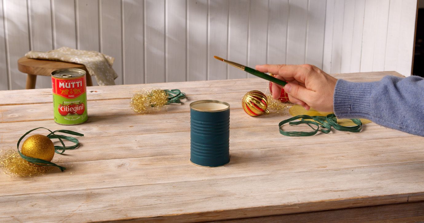 Hand painting a Mutti tomato can teal for an advent calendar